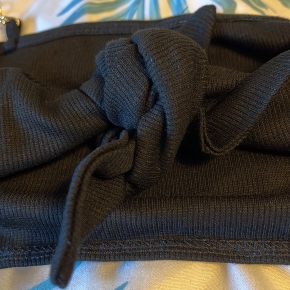 Tie knot crop top with gold chain - Picture 2 of 3